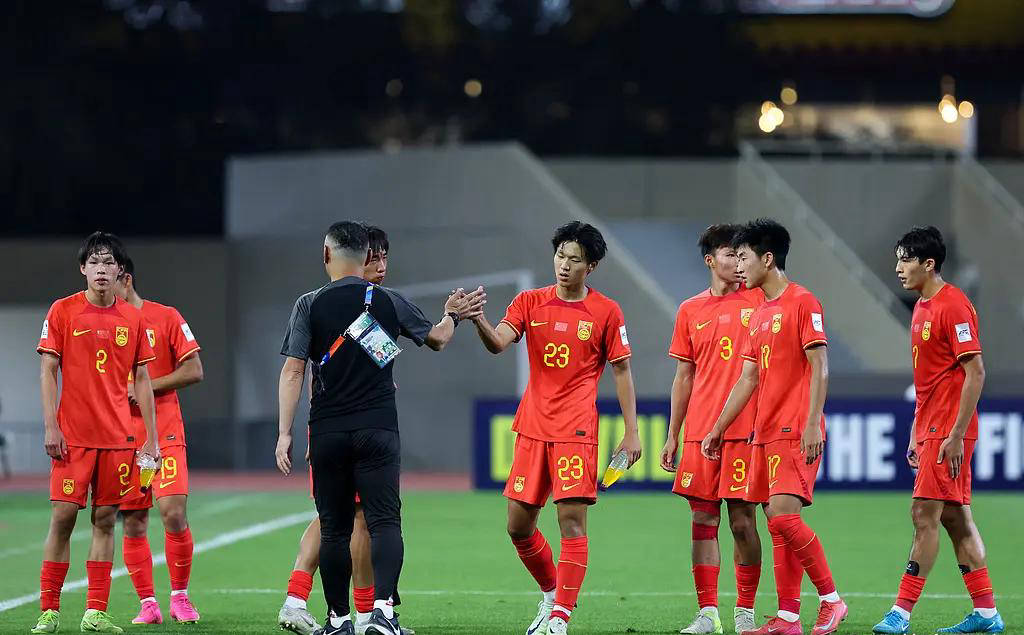 关于国内足球比赛再掀高潮，球员斗志昂扬备战的信息